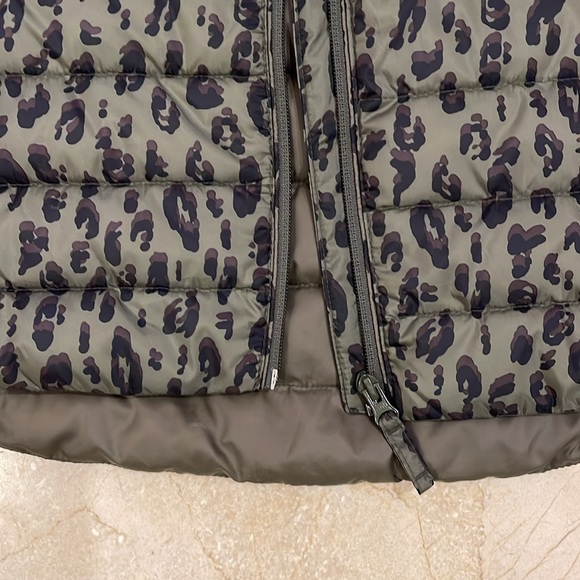 Old Navy Active puffer jacket in Army Green leopard. - Picture 2 of 4
